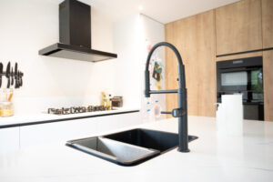 Moderne keuken op maat Limburg - zwart en wit