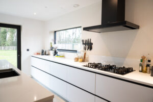 Moderne keuken op maat Limburg - zwart en wit