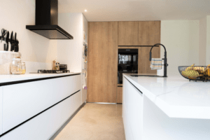MarxInterieurs_Moderne Keuken op maat_Hout en Wit_Limburg