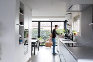 Strakke witte keuken op maat Limburg - Marx Interieurs