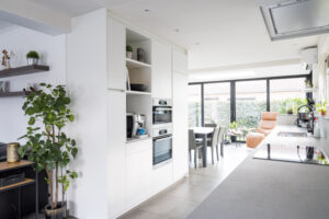 Strakke witte keuken op maat - interieur op maat Limburg - Marx Interieurs Heusden-Zolder