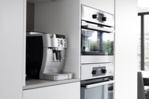 Strakke witte keuken op maat - interieur op maat Limburg - Marx Interieurs Heusden-Zolder