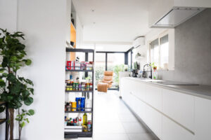 Strakke witte keuken op maat - interieur op maat Limburg - Marx Interieurs Heusden-Zolder