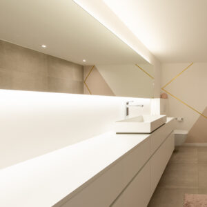 Moderne witte badkamer op maat Limburg