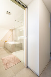 Moderne witte badkamer op maat Limburg