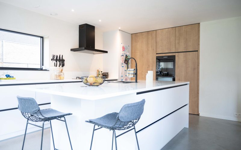 Moderne keuken in hout en wit